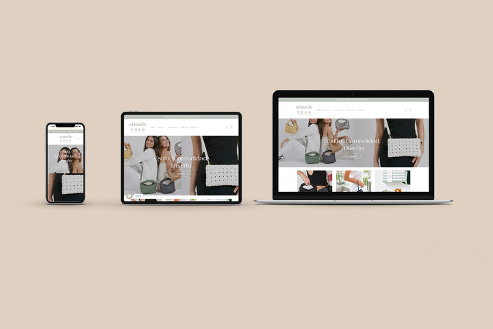 Un Iphone, un Ipad y una laptop mostrando cada uno el inicio de la página web de Armario Rosa. Los tres dispositivos están uno al lado del otro sobre un fondo color entero beige. 