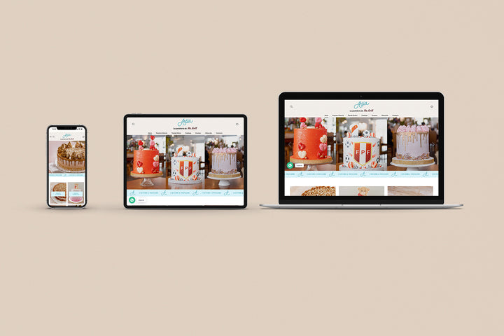 Un Iphone, un Ipad y una laptop mostrando cada uno el inicio de la página web de Artia Pastelería. Los tres dispositivos están uno al lado del otro sobre un fondo color entero beige. 