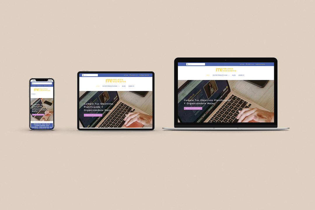 Un Iphone, un Ipad y una laptop mostrando cada uno el inicio de la página web de Melissa Escribens. Los tres dispositivos están uno al lado del otro sobre un fondo color entero beige. 