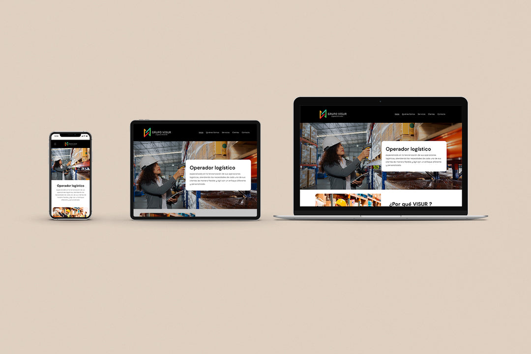 Un Iphone, un Ipad y una laptop mostrando cada uno el inicio de la página web de Grupo Visur. Los tres dispositivos están uno al lado del otro sobre un fondo color entero beige. 