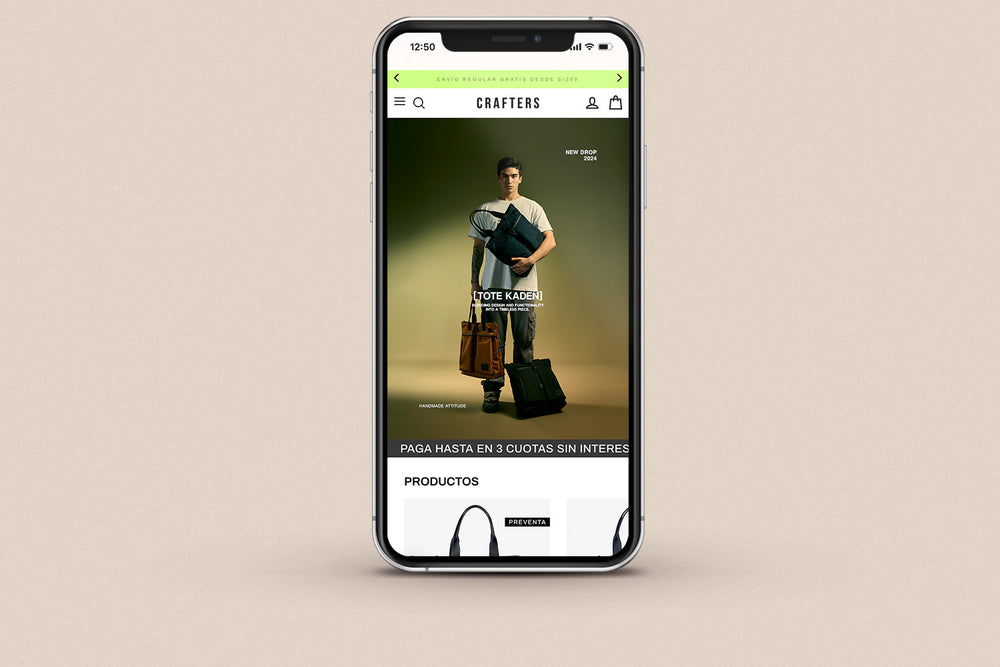 Imagen de un iphone con la web de Crafters en su pantalla.