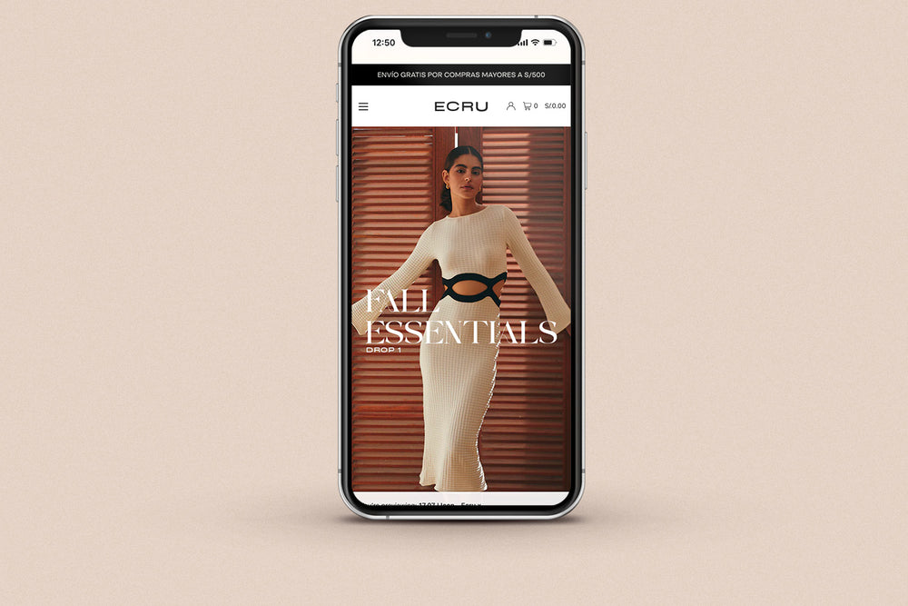 Imagen de un iphone con la web de Ecru en su pantalla.