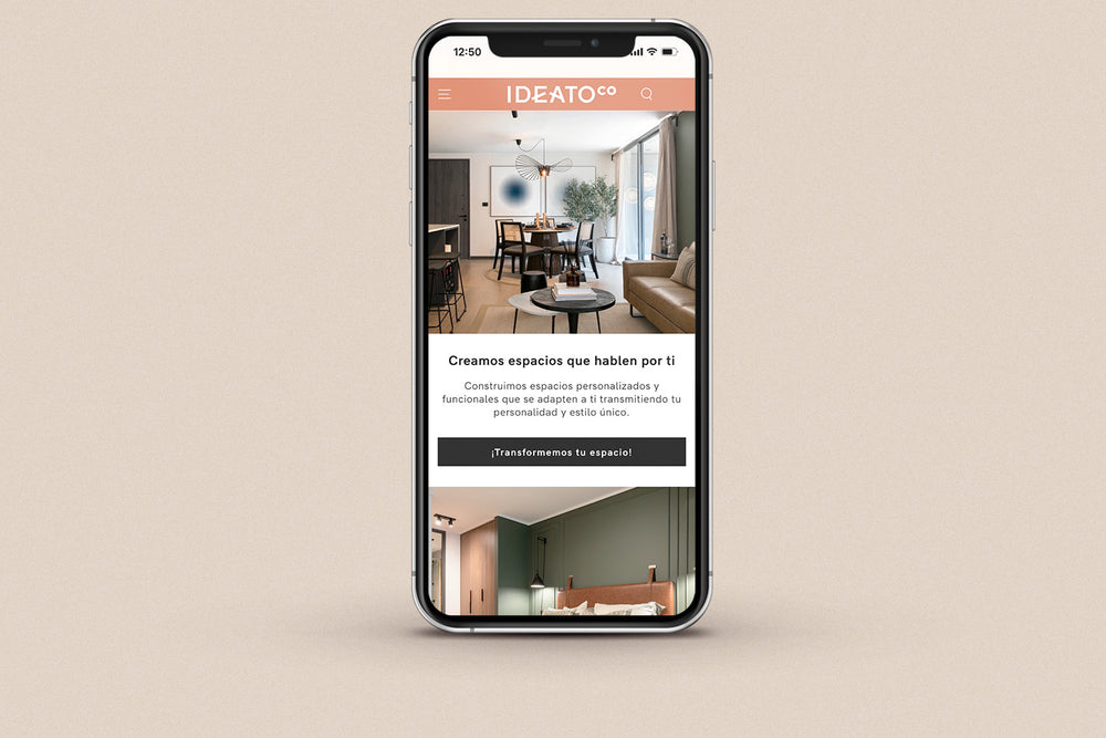 Imagen de un iphone con la web de Ideato en su pantalla.
