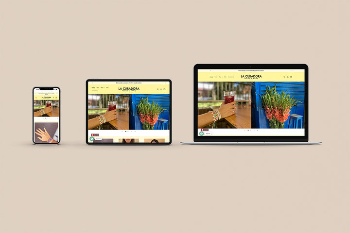 Imagen de un iphone, un ipad y una laptop con la web de La Curadora en sus pantallas.