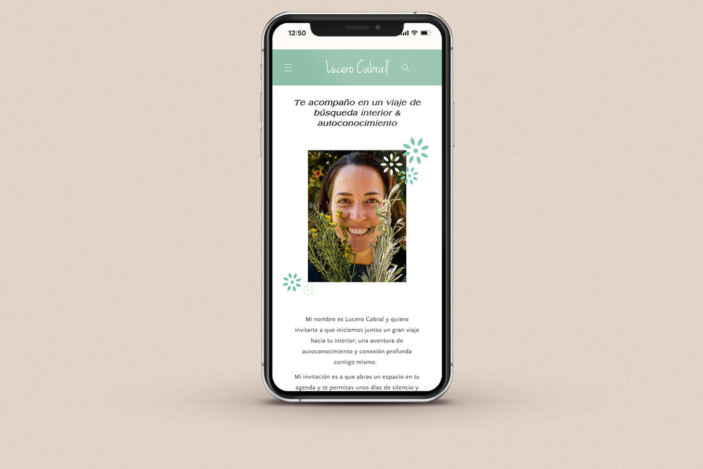 Imagen de un iphone con la web de Lucero Cabral en su pantalla.