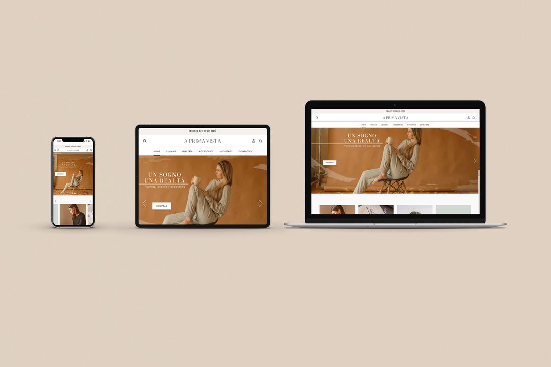 Un Iphone, un Ipad y una laptop mostrando cada uno el inicio de la página web de A Prima Vista. Los tres dispositivos están uno al lado del otro sobre un fondo color entero beige. 